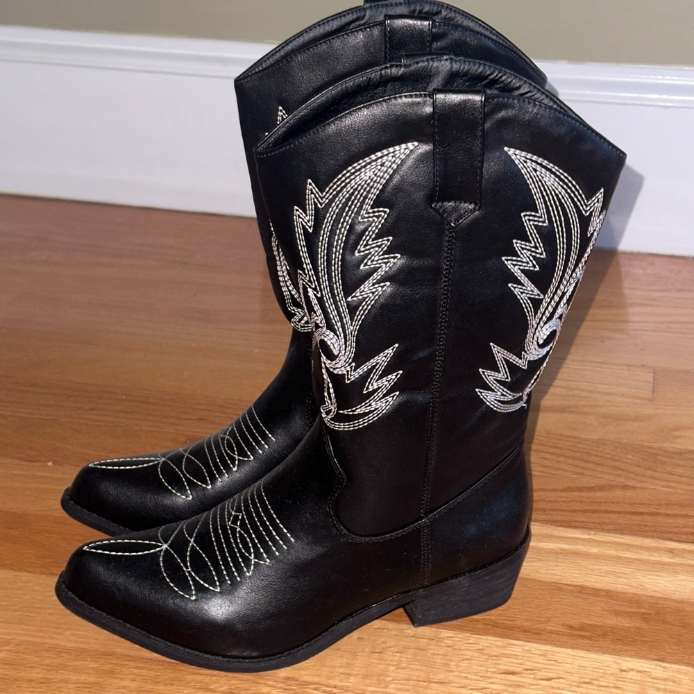 Black cowboy boots - women